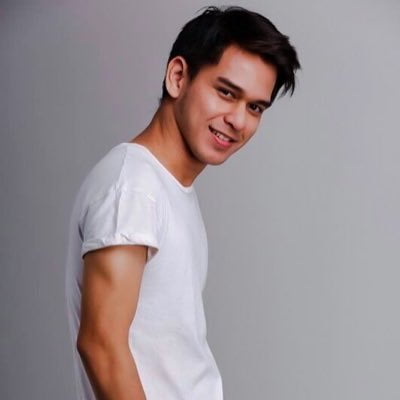 Rangga Azof( Pemain Samudra Cinta SCTV) ialah aktor tampan asal Indonesia yang telah berkarir bagaikan aktor sepanjang kurang lebih 7 tahun. Rangga Azof( Pemain Samudra Cinta SCTV) jadi terkenal sehabis membintangi sinetron terbarunya bertajuk“ Cinta Buta” bersama dengan Nikita Willy serta Rezky Aditya.  Chemistry yang dia bawakan bersama Nikita Willy membuat para penggemar jadi baper serta menganjurkan supaya Nikita Willy berpacaran saja dengan Rangga Azof( Pemain Samudra Cinta SCTV). Persaingan Rangga Azof( Pemain Samudra Cinta SCTV) serta Rezky Aditya dalam sinetron“ Cinta Buta” membuat terus menjadi banyak penggemar mereka paling utama Azof.  Pesona Rangga Azof( Pemain Samudra Cinta SCTV) yang sangat romantis di sinetron tersebut membuat dia jadi laki- laki idaman para pemirsa.  Dalam sinetron“ Cinta Buta”, diceritakan bahawa Aslan( Rangga Azof( Pemain Samudra Cinta SCTV)) wajib menolong Rezky Aditya, majikannya yang kaya,  buat menemani Aulia( Nikita Willy) dikala Aulia masih buta dengan berpura- pura bagaikan ia.  Aslan yang baik hati juga jatuh cinta pada Aulia, sehabis Aulia pembedahan kornea serta dapat memandang, Aulia malah berpikir kalau sepanjang ini yang menemaninya merupakan Rezky Aditya, bukan Aslan.  Dini Karier Rangga Azof( Samudra Cinta SCTV) sehingga jadi aktor merupakan dari ketidaksengajaan. Dimana pada tahun 2012, Rangga Azof( Samudra Cinta SCTV) magang di salah satu biro iklan Bunda kota. Rangga Azof( Samudra Cinta SCTV) dikala itu ditempatkan di kementerian kreatif. Dimana tugas Azof merupakan memastikan konsep iklan sampai memikirkan figur yang pantas jadi brand ambasador produk tersebut.  Pada dikala itu konsep telah disetujui klien, tetapi belum didetetapkan siapa bintang di iklan tersebut( Baca: buat iklan biskuit). Hingga dicarilah bintang iklan tersebut. Nyatanya, dari hasil audisi belum ditemui satupun yang sesuai membintangi iklan tersebut.