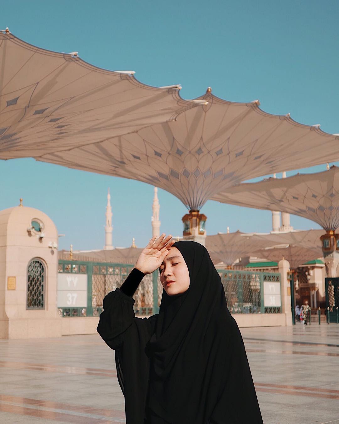 10 Potret Febby rastanty, eks member blink yang tetap cantik dengan hijab 