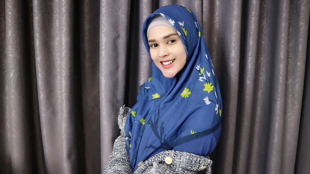 Tetap Mempesona, Ini 10 Potret Cut Meyriska dengan Hijab