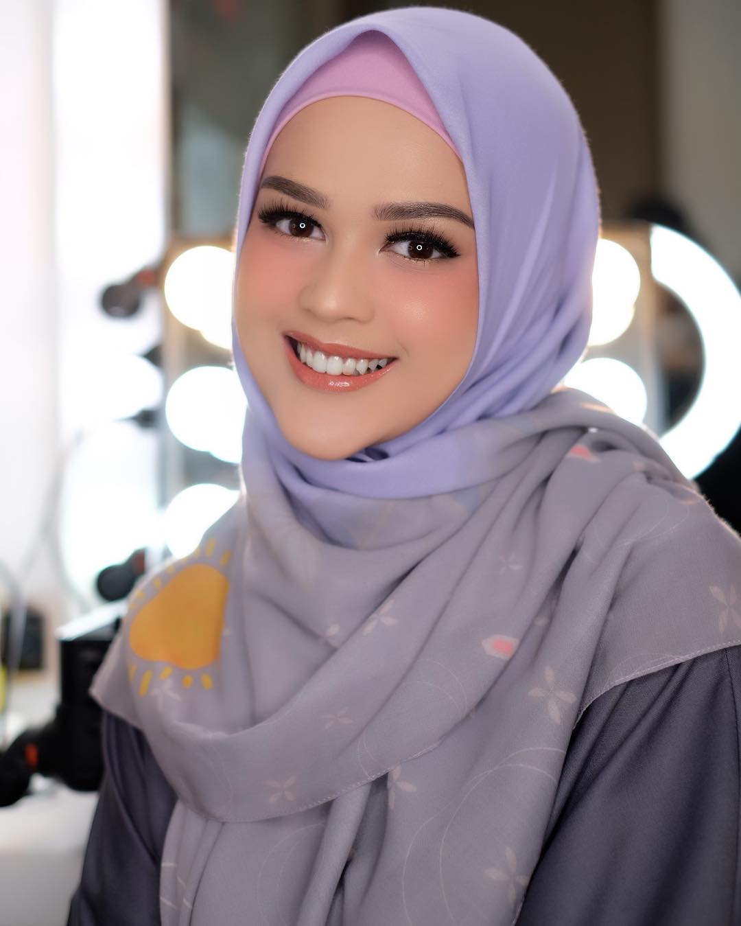 Tetap Mempesona, Ini 10 Potret Cut Meyriska dengan Hijab