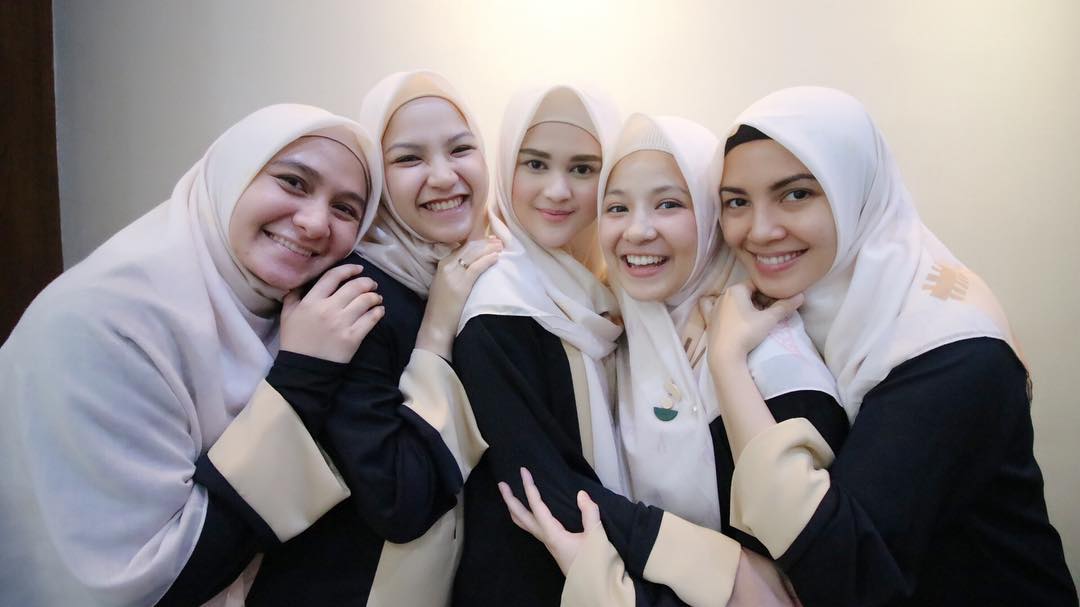 Tetap Mempesona, Ini 10 Potret Cut Meyriska dengan Hijab