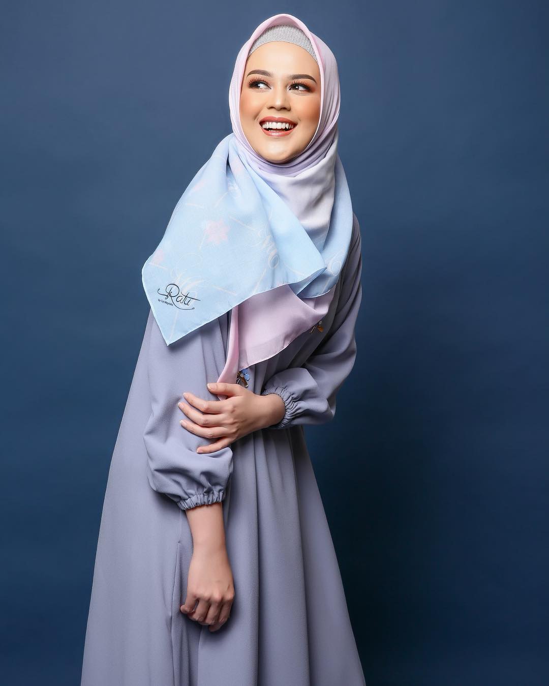 Tetap Mempesona, Ini 10 Potret Cut Meyriska dengan Hijab