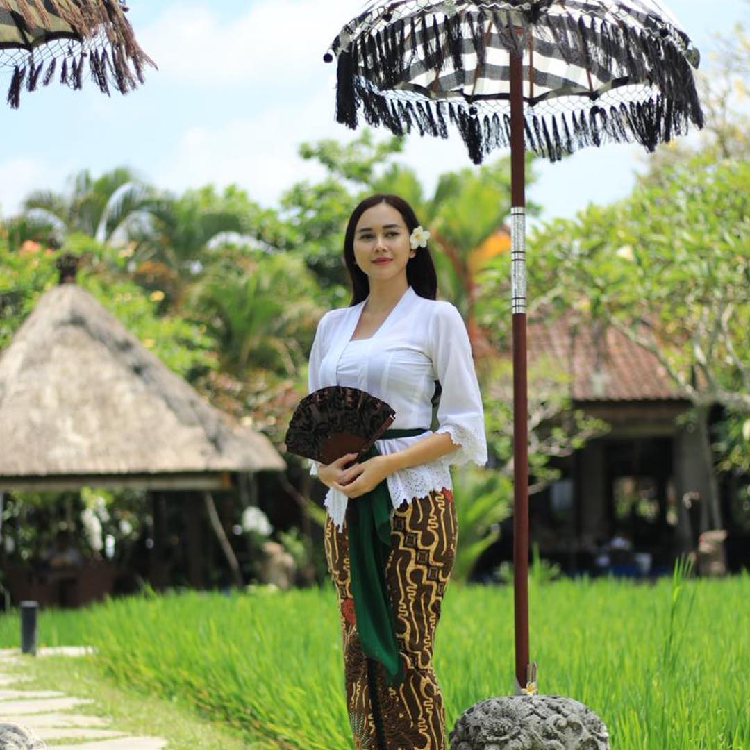 aura nampak anggun dengan mengenakan pakaian Bali