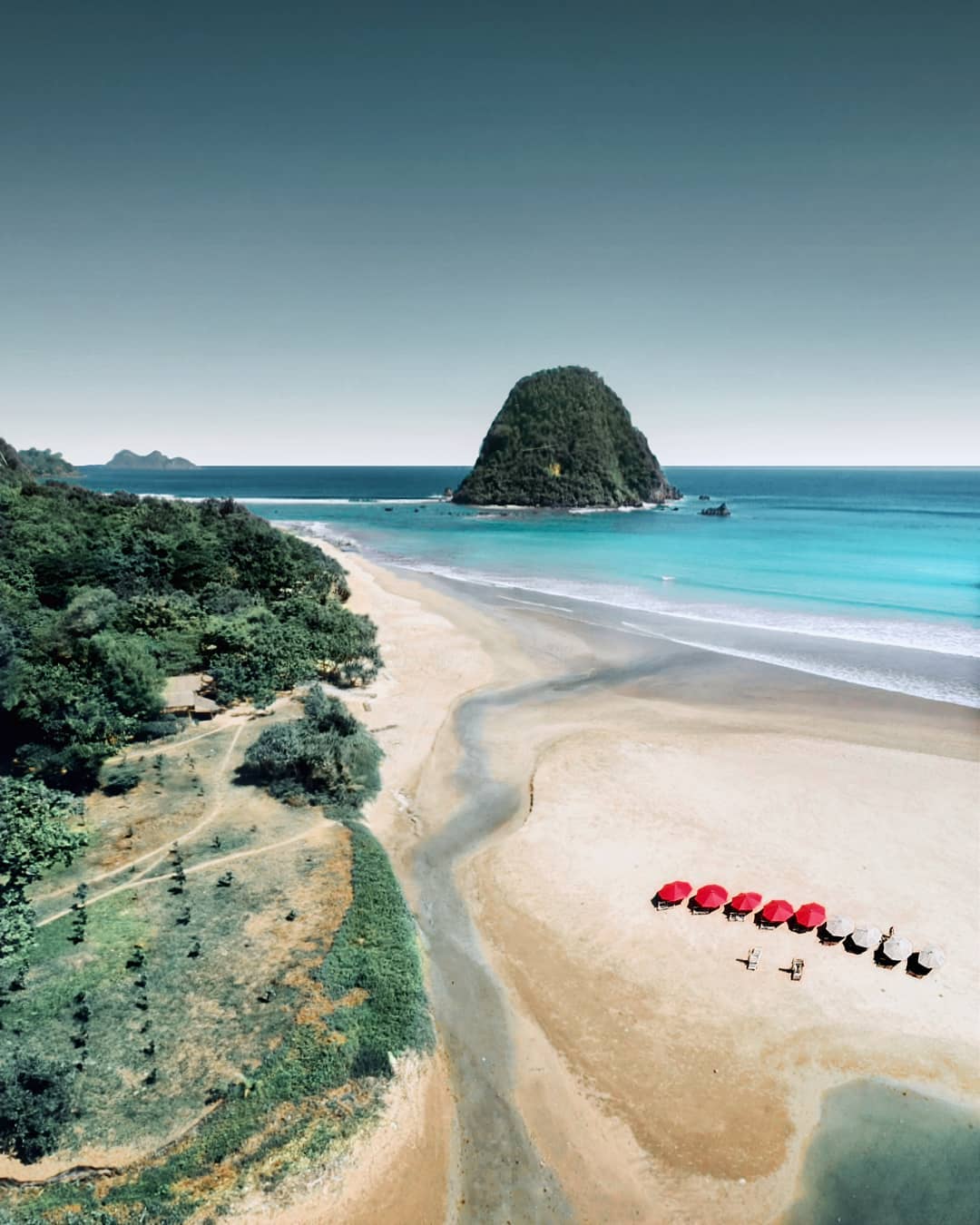 Pantai Pulau Merah