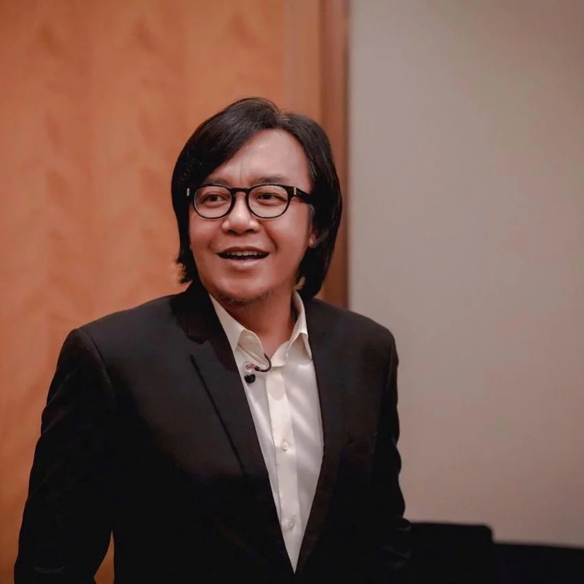 ari adalah salah sau penyanyi senior