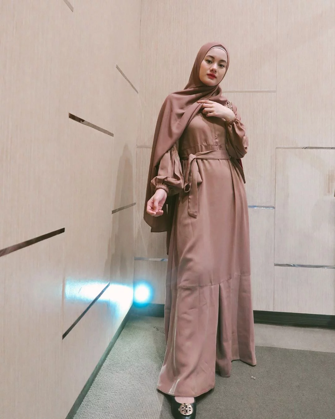 tampil berhijab, dinda hauw nampak cantik