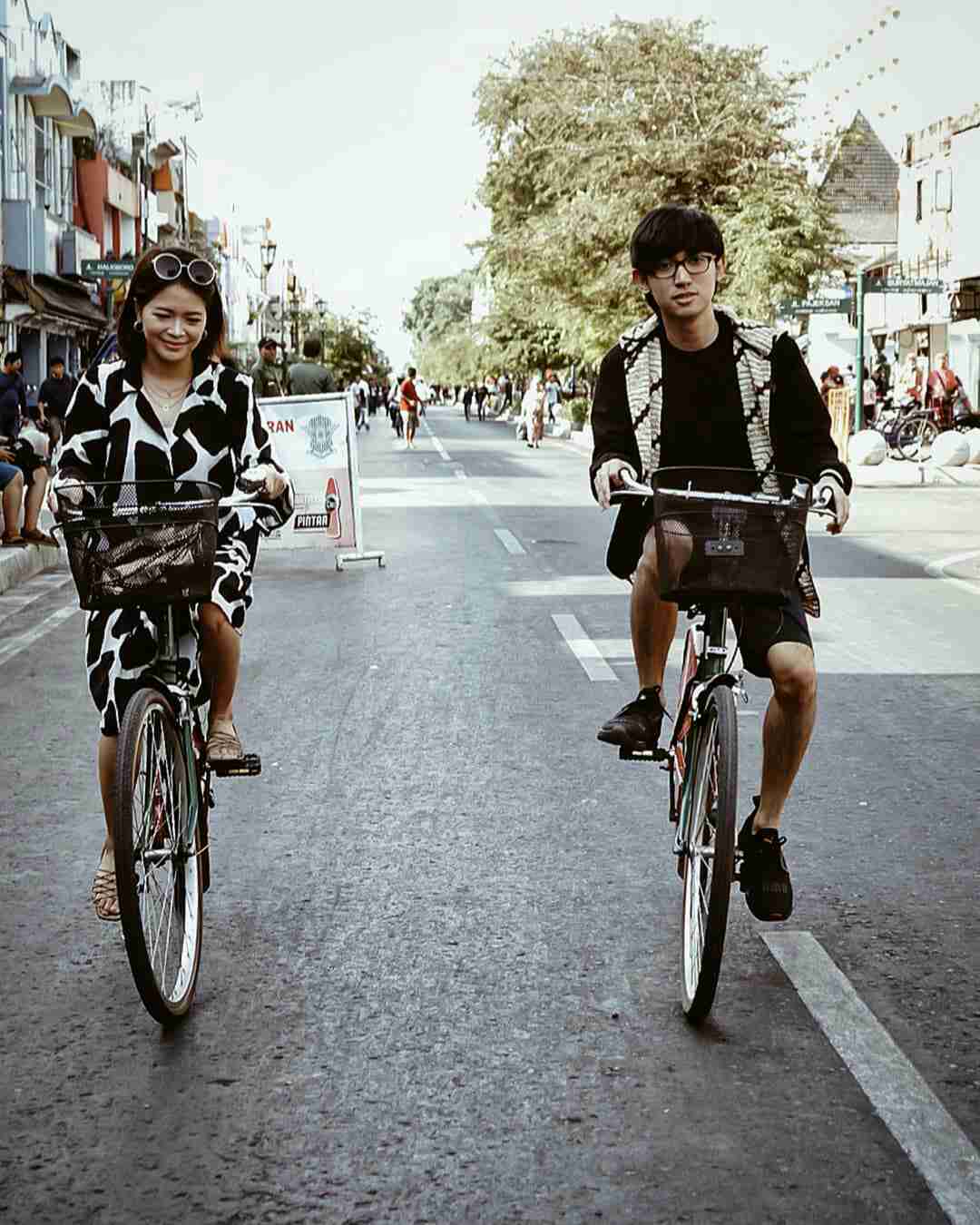 Bersepeda bersama istri