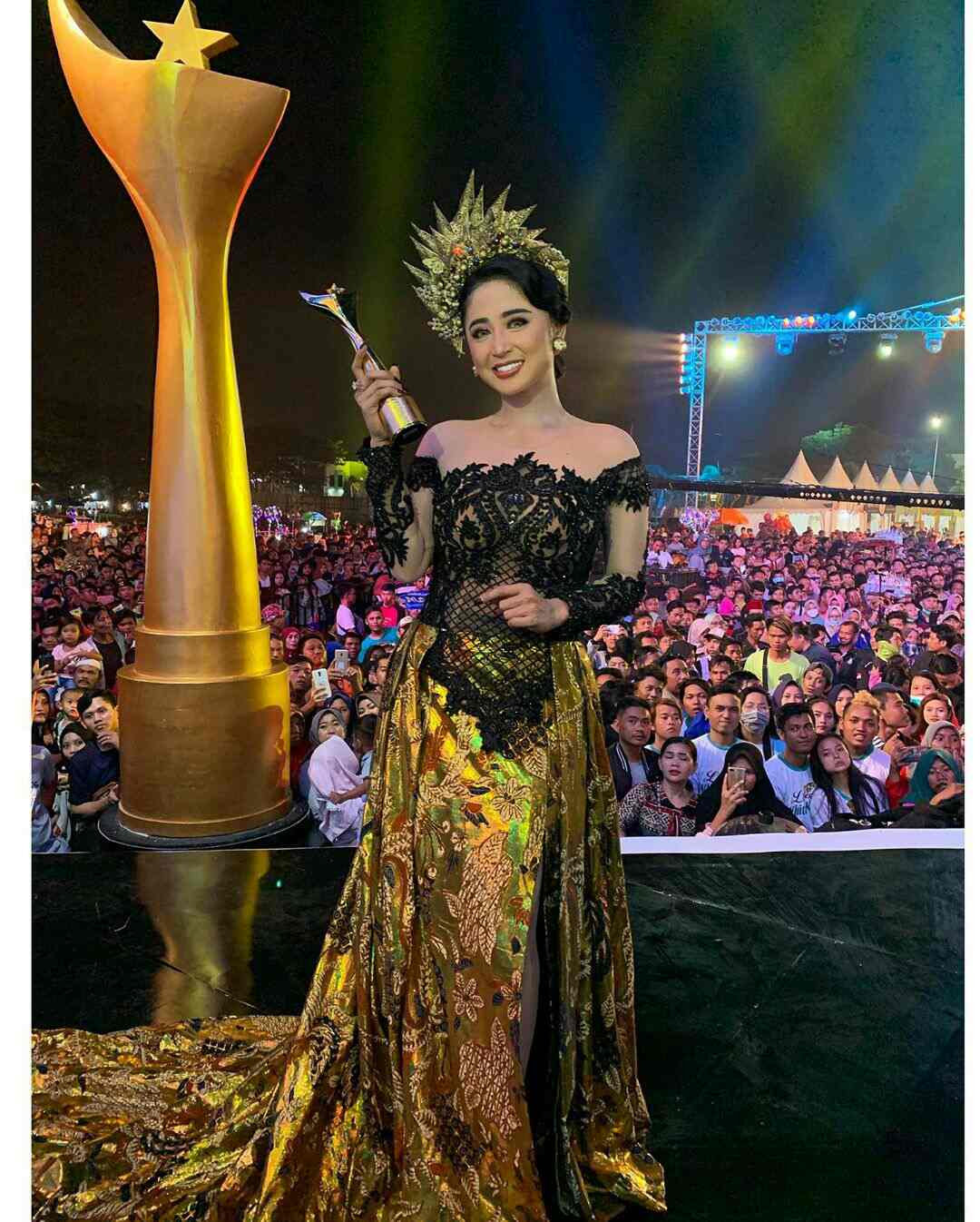 Dewi Perssik Biodata Pofil Fakta Perjalanan Karir Dailysia