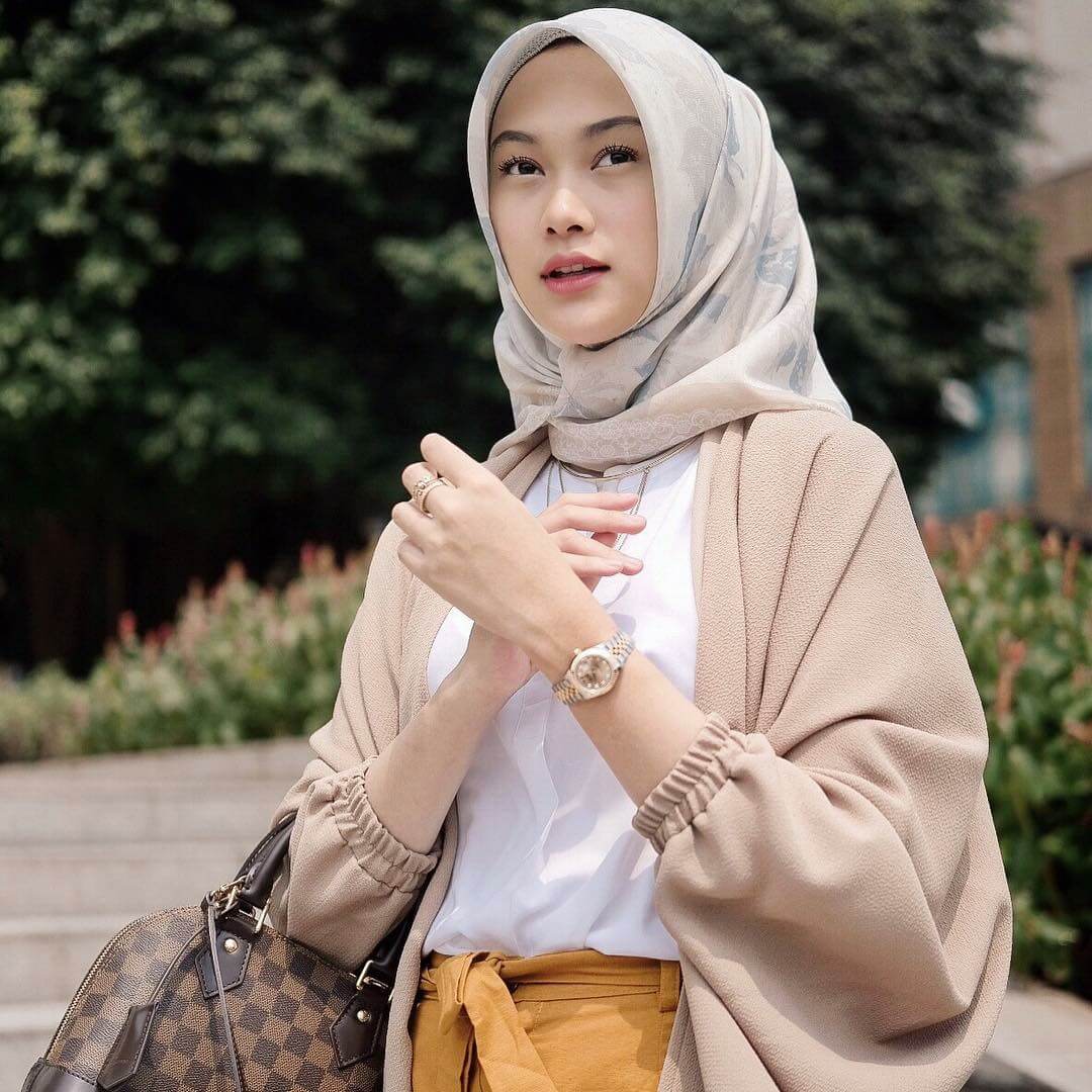 10 Pesona Indah Nada Puspita, Model Muslimah yang Bikin Adem