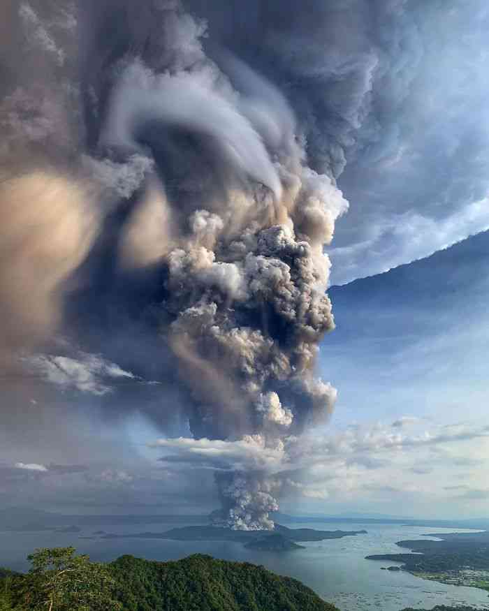 Penampakan Hebat Letusan Gunung Taal di Filipina Bikin Merinding