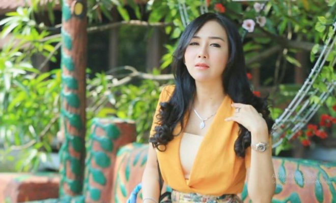 10 Potret Ucie Sucita, Pedangdut yang Nyanyikan Lagu "Dibuang Sayang"