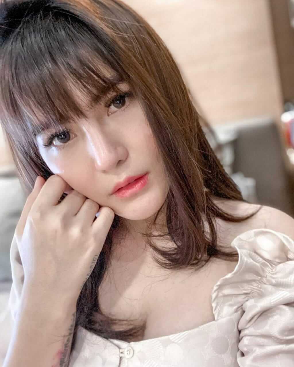 10 Pesona Angela Lee, Pemeran Ela di Kompleks Pengabdi RT 02