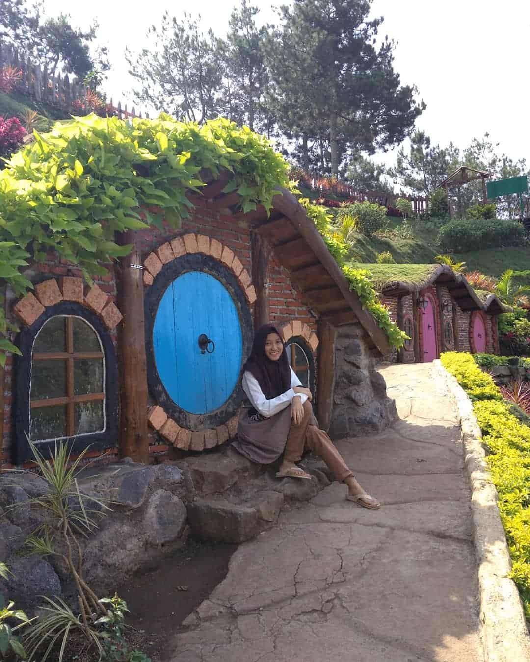 Rumah Hobbit Coban Rais, Wisata Ala Suasana Desa Hobbit!
