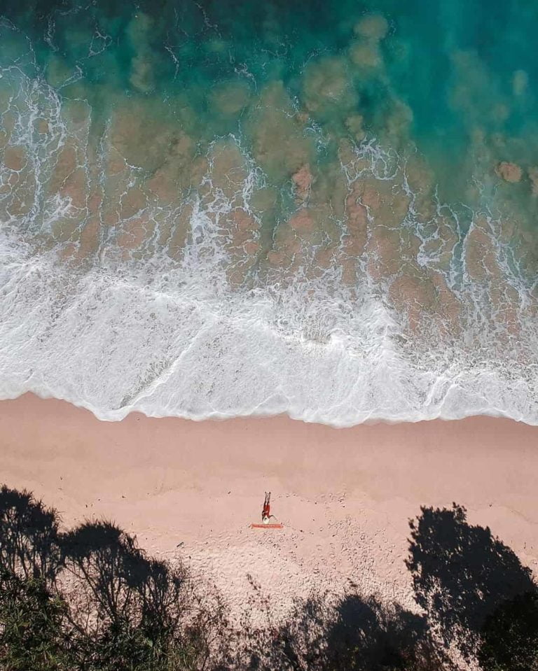 Teluk Hijau Banyuwangi, Pantai Unik dengan Laut Hijau
