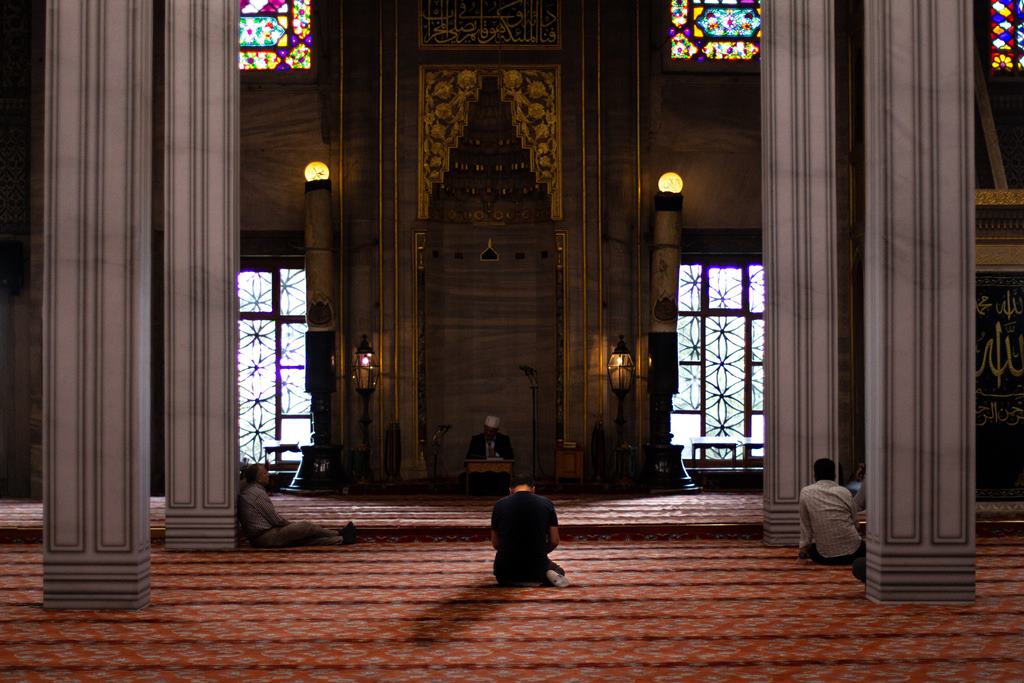 Doa Masuk dan Keluar Masjid Beserta Artinya