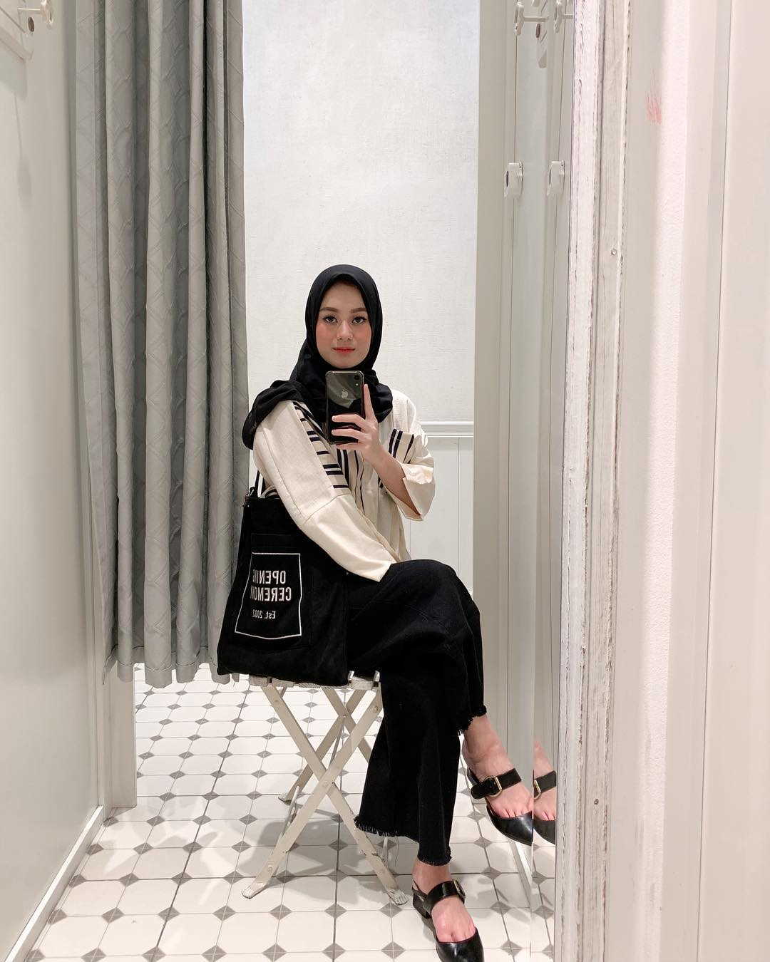 10 Inspirasi OOTD Hijab Feminin Ala Dinda Hauw, Cantik dan Elegan