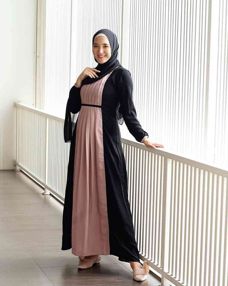10 Inspirasi Long Dress Hijab Ala Erica Putri, Tampil Anggun dan Menawan