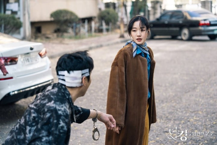 10 Potret Mempesona Kim Go Eun Memerankan Detektif di The King Eternal Monarch