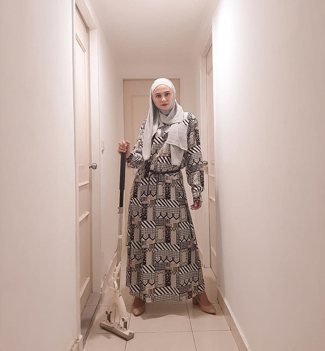 Kece Abis, 10 Outfit Hijab Zee Zee Shahab dari Sporty sampai Feminin