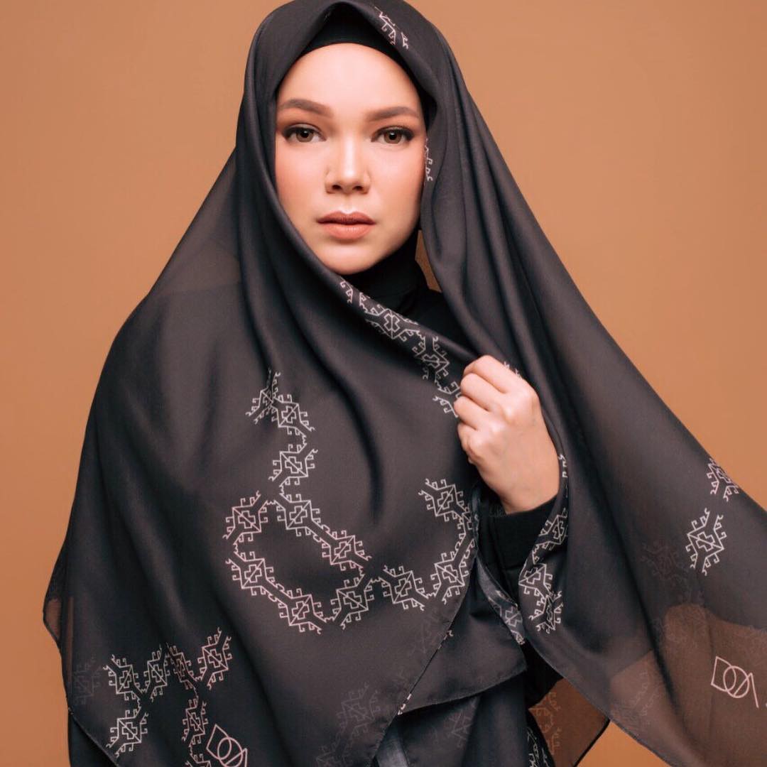 Percantik Tampilan Muslimah Ini 10 Artis Wanita Yang Rilis Brand Hijab Percantik Tampilan Muslimah Ini 10 Artis Wanita Yang Rilis Brand Hijab