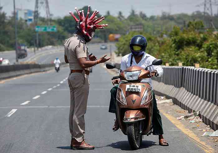Ngeyel Tetap Keluar Rumah, Polisi di India Gunakan Helm'Corona' Untuk Takuti Warga