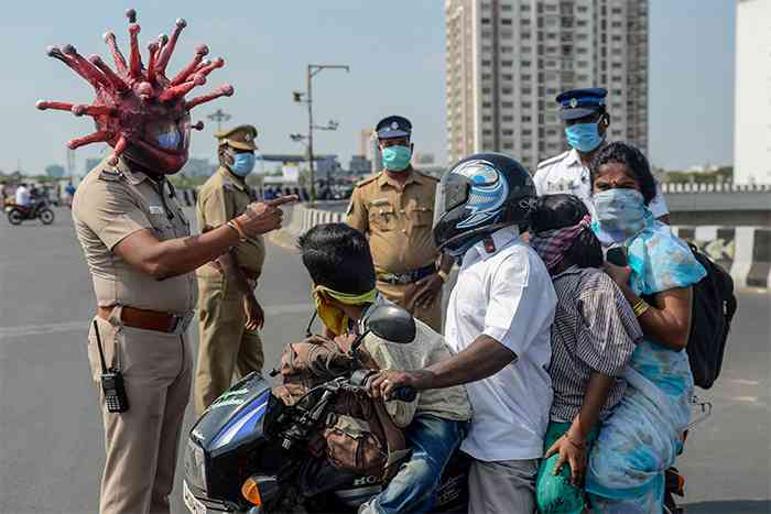 Ngeyel Tetap Keluar Rumah, Polisi di India Gunakan Helm'Corona' Untuk Takuti Warga