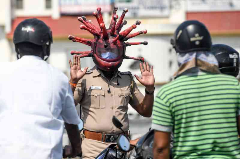 Ngeyel Tetap Keluar Rumah, Polisi di India Gunakan Helm'Corona' Untuk Takuti Warga