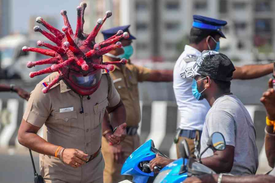 Ngeyel Tetap Keluar Rumah, Polisi di India Gunakan Helm'Corona' Untuk Takuti Warga