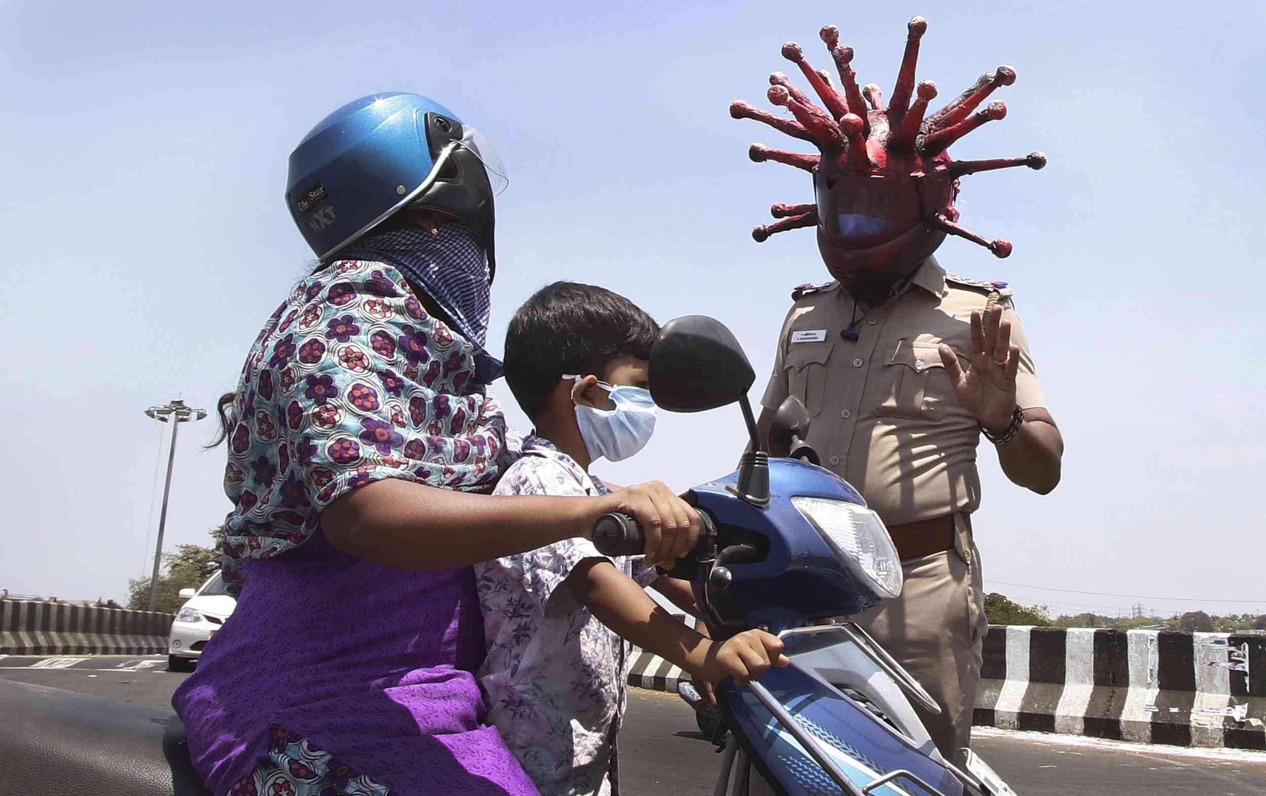 Ngeyel Tetap Keluar Rumah, Polisi di India Gunakan Helm'Corona' Untuk Takuti Warga