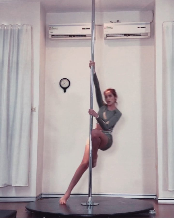 Deretan 10 Potret Artis yang Suka Olahraga Pole Dance