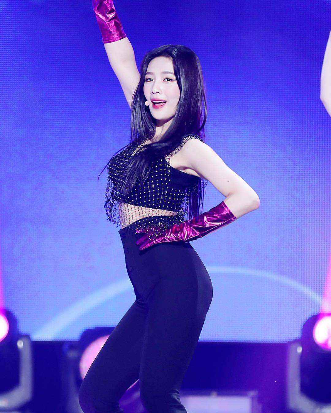Dijuluki Sexy Dinamite, Inilah 10 Penampilan Menawan Joy Red Velvet di Atas Panggung