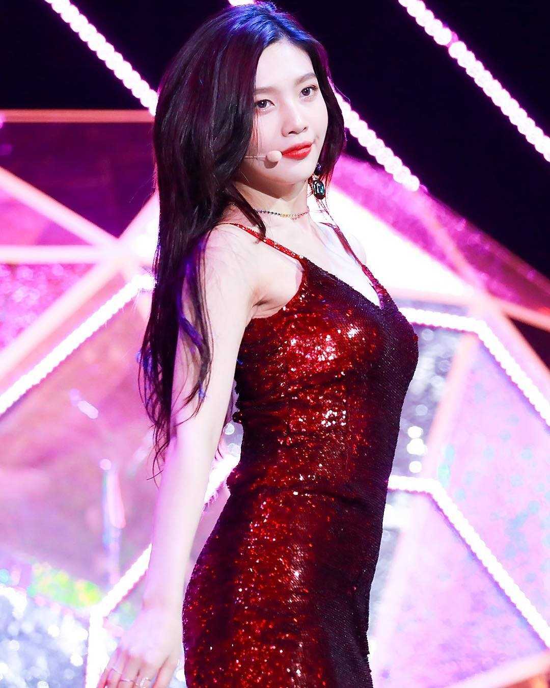 Dijuluki Sexy Dinamite, Inilah 10 Penampilan Menawan Joy Red Velvet di Atas Panggung