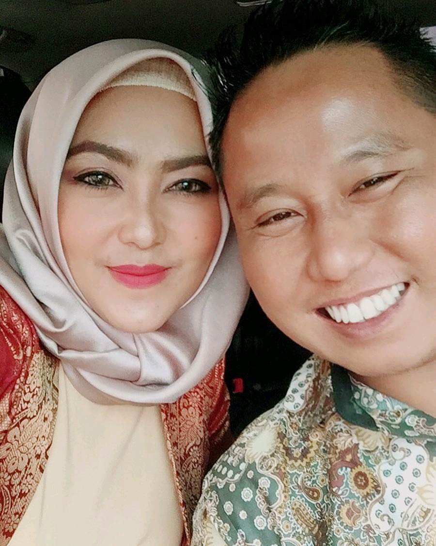 Bertemu Jodoh di Pesawat, 7 Seleb Ini Miliki Istri Pramugari Cantik