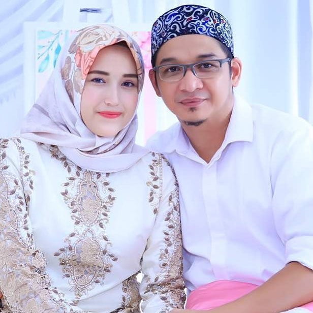 Bertemu Jodoh di Pesawat, 7 Seleb Ini Miliki Istri Pramugari Cantik