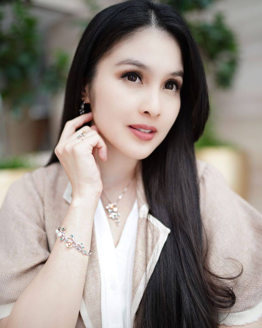 10 Potret Gorgeous Sandra Dewi, Definisi Shining Shimering Splendid