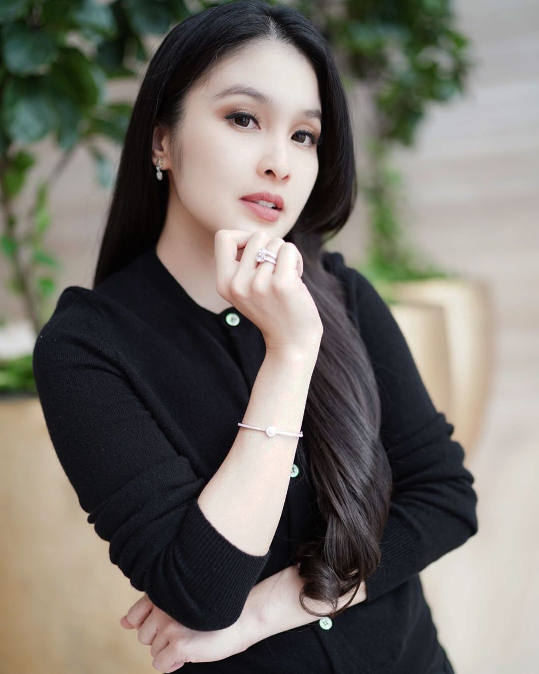 10 Potret Gorgeous Sandra Dewi, Definisi Shining Shimering Splendid