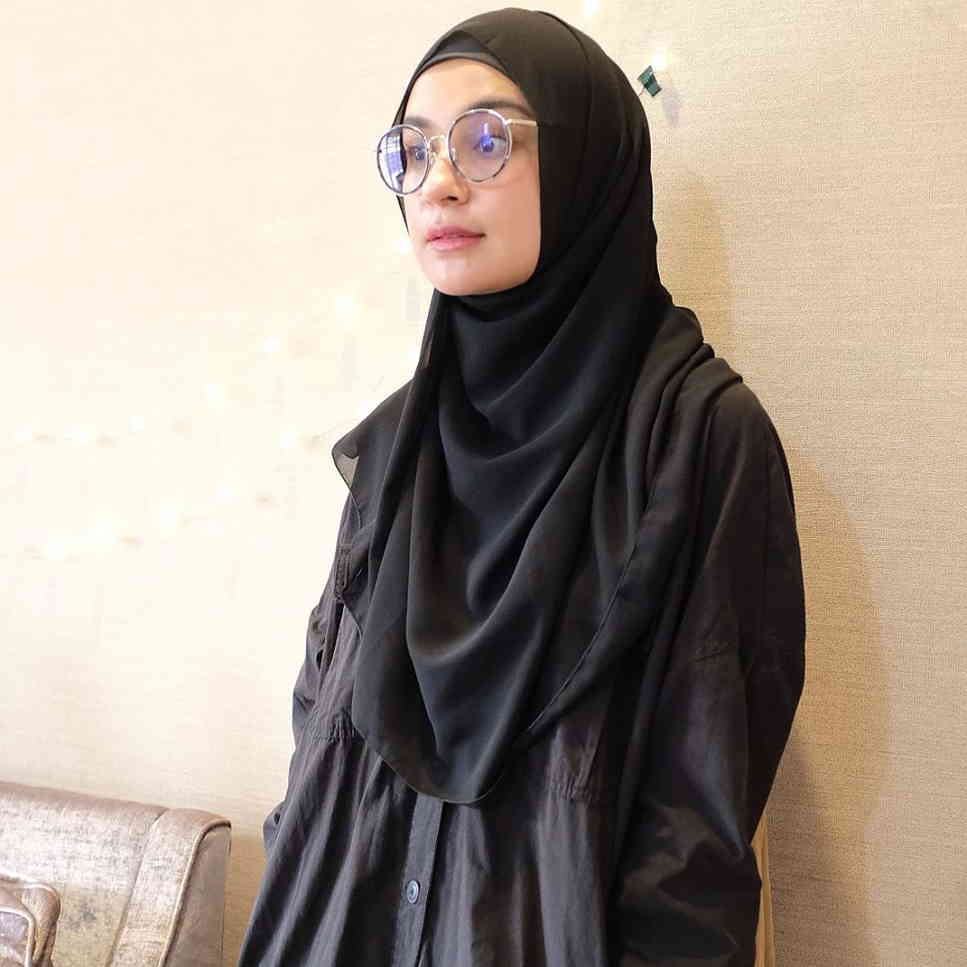 10 Gaya Hijab Shireen Sungkar, Inspirasi Ramadan Syar'i