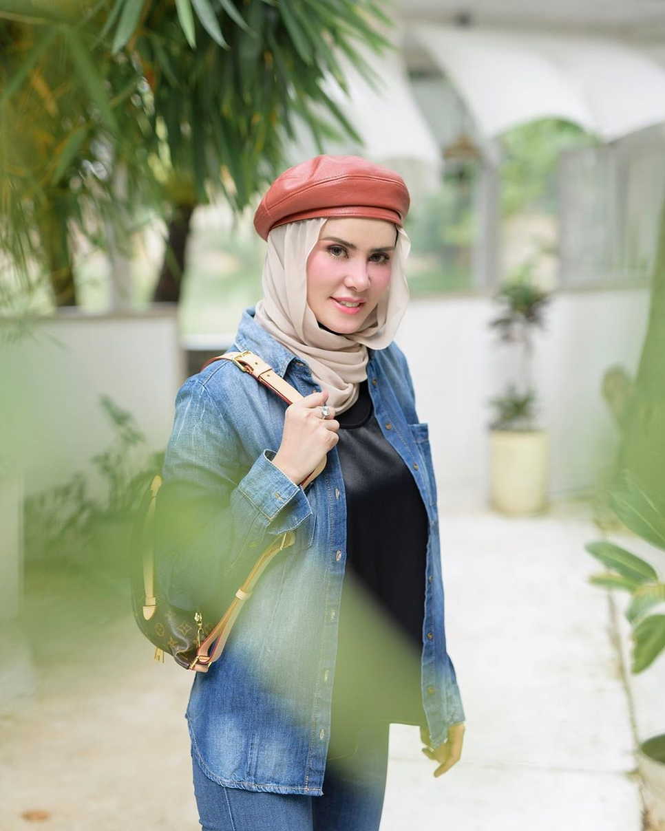 Stylish dan Artsy, 10 OOTD Hijab Angel Lelga ini Bikin Cantik Maksimal
