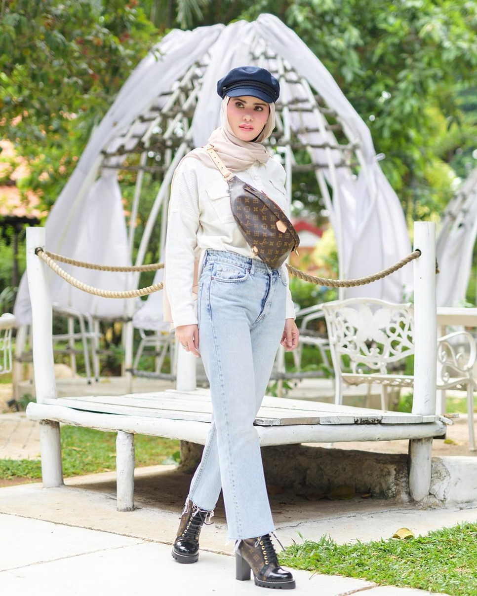 Stylish dan Artsy, 10 OOTD Hijab Angel Lelga ini Bikin Cantik Maksimal