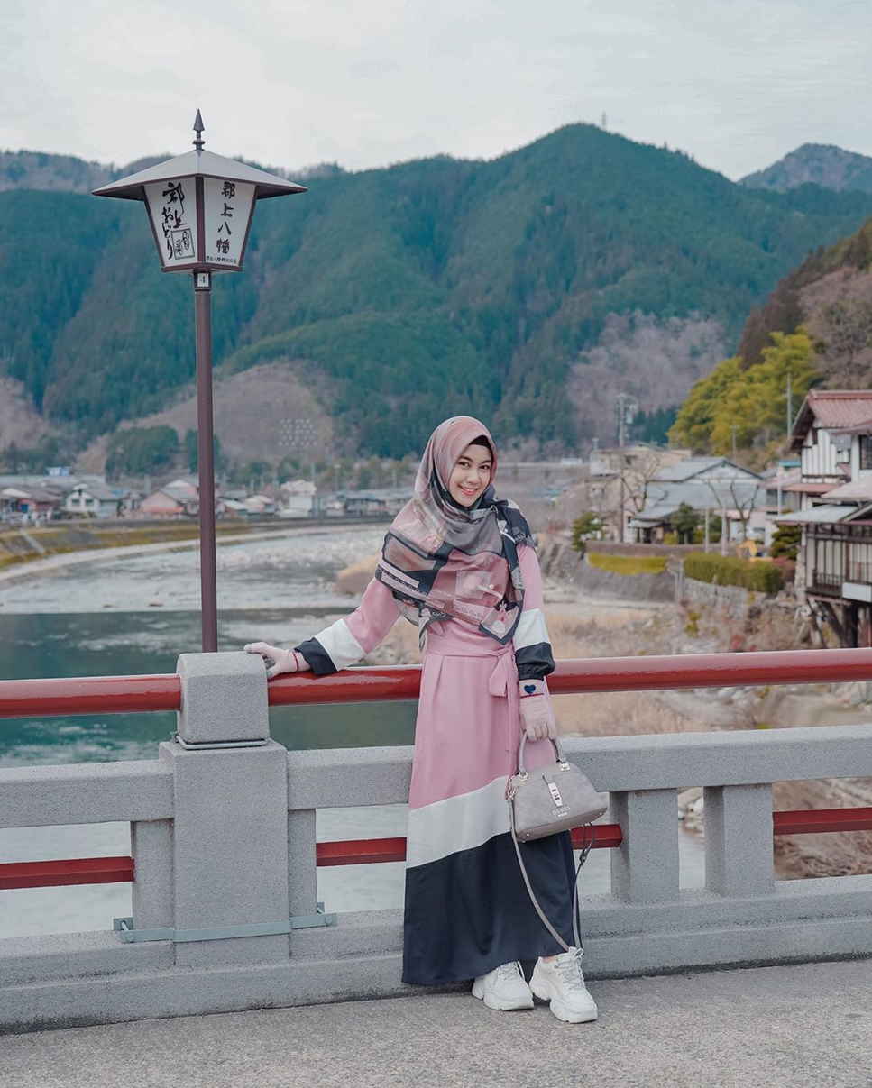 10 Gaya Busana Hijab Anisa Rahma Saat Traveling, Fashionable Tapi Gak Ribet