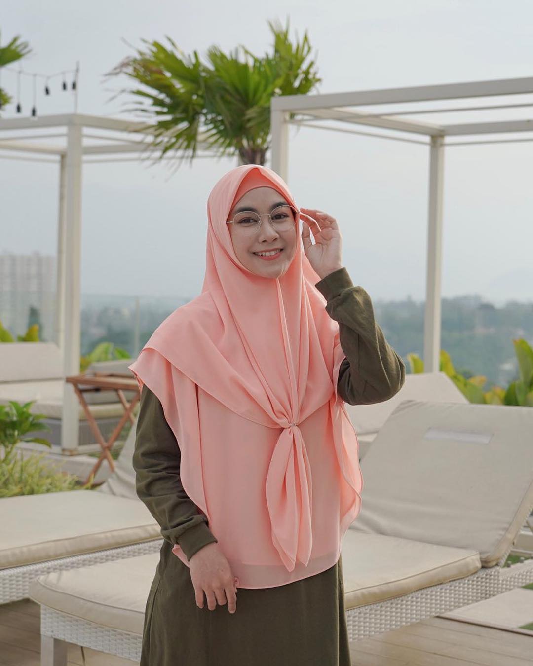 10 Gaya Busana Hijab Anisa Rahma Saat Traveling, Fashionable Tapi Gak Ribet