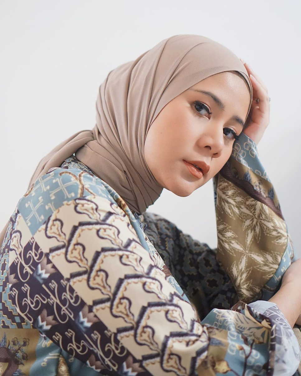 10 Potret Cantiknya Cynthia Ramlan yang Jago Kreasikan Jilbab Pashmina
