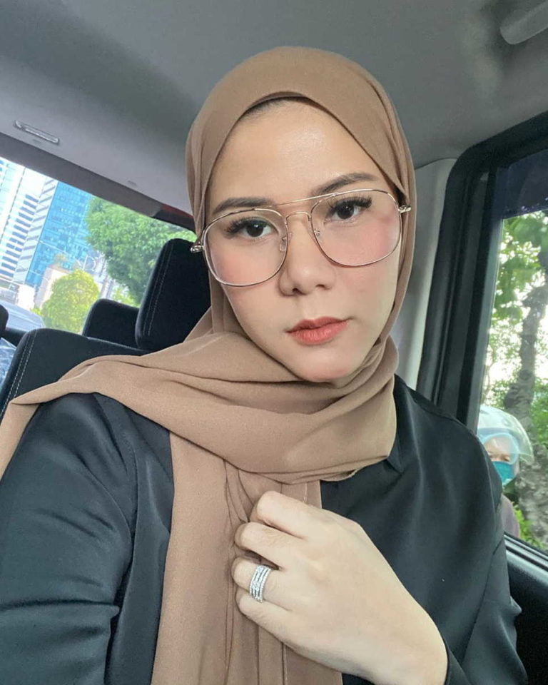 10 Potret Cantik Cynthia Ramlan yang Jago Kreasikan Jilbab Pashmina