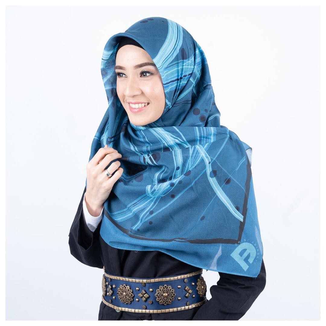 10 Inspirasi Hijab Syar'i Ala Dhini Aminarti, Cocok Banget untuk Lebaran