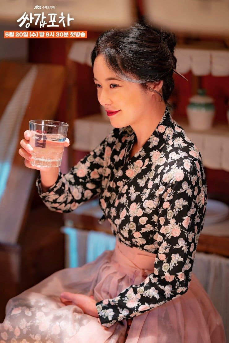 10 Potret Hwang Jung Eum di Mystic Pop Up Bar, Wanita yang Bermisi Bantu Masalah Pelanggan