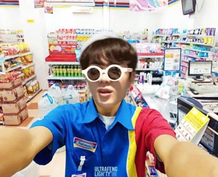 Tertawa Abis!  Ini 10 Foto Editan Idol Kpop Mengenakan Seragam Minimarket
