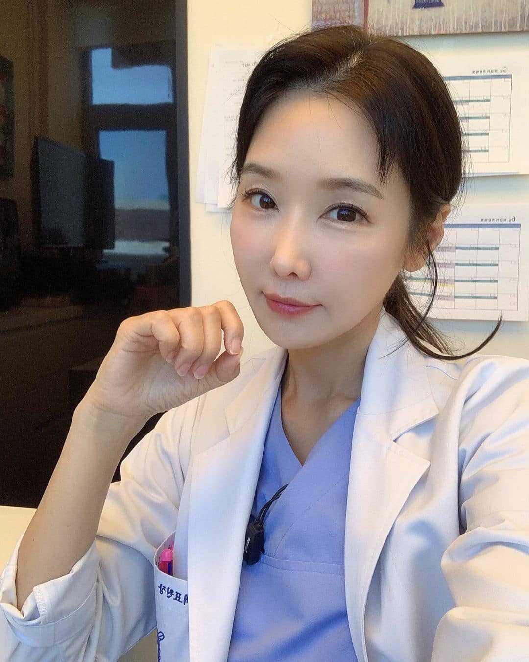 10 Potret Lee Su Jin, Dokter Gigi Usia 51 yang Wajahnya Seperti 20 Tahun