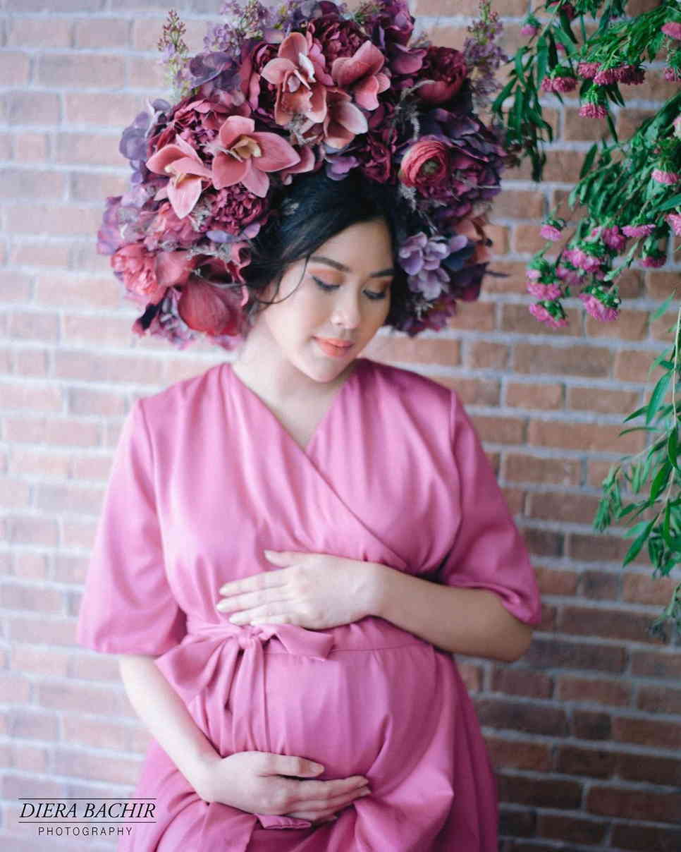 Bak Putri, 10 Potret Maternity Artis Berkonsep Bunga yang Bisa Jadi Inspirasi