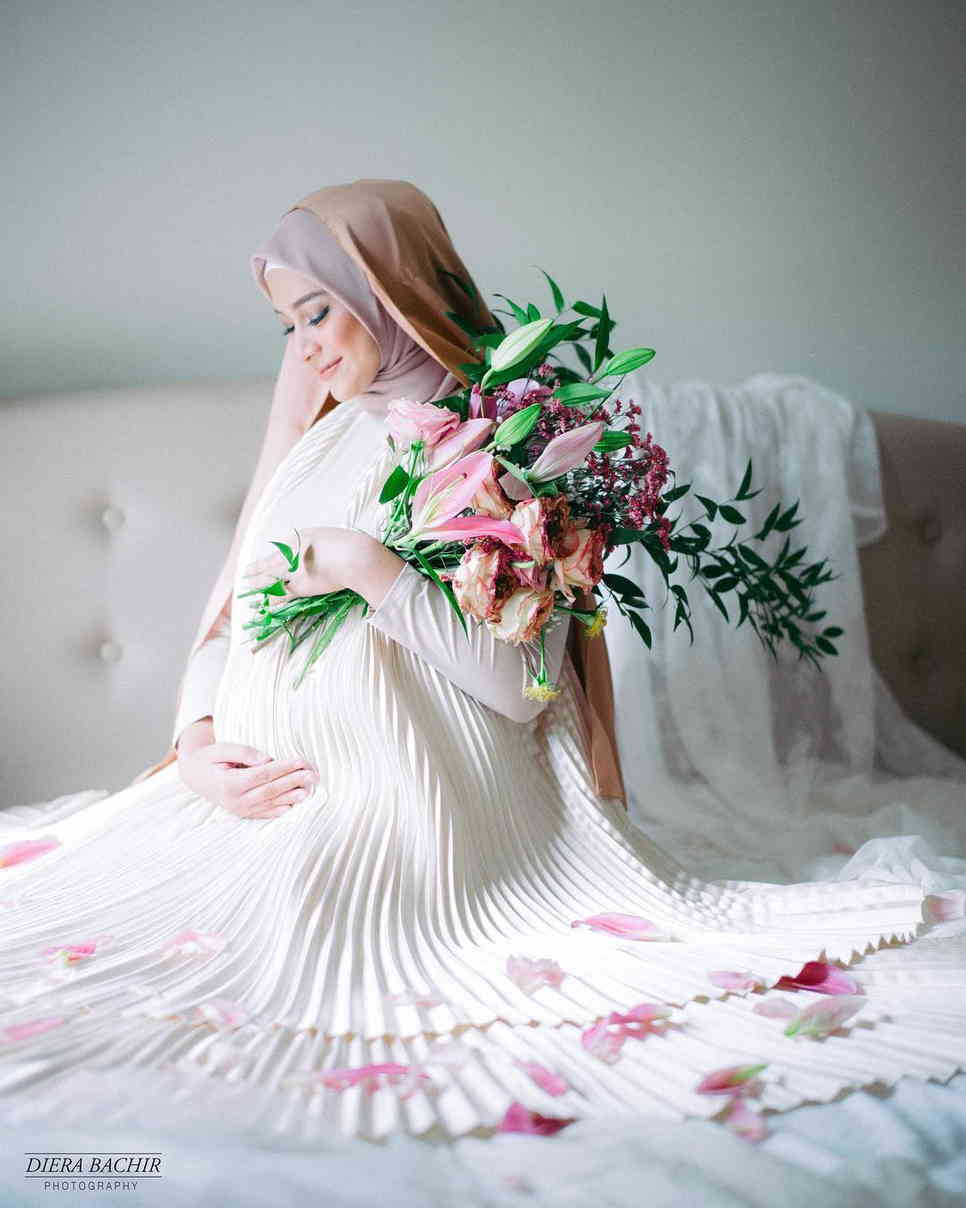 Bak Putri, 10 Potret Maternity Artis Berkonsep Bunga yang Bisa Jadi Inspirasi