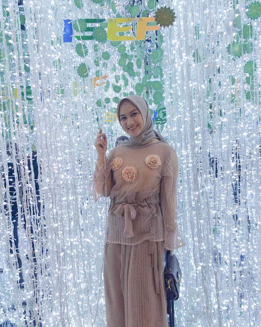 10 OOTD Hijab Melody Eks JKT 48 Pakai Warna Pastel, Bikin Tambah Manis